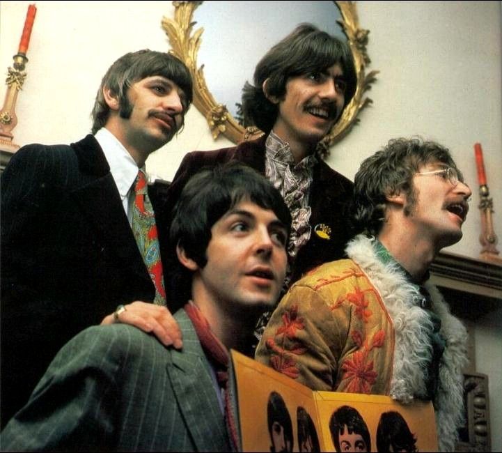 Los Beatles presentan el "Sgt. Pepper's Lonely Hearts Club Band" ante la prensa