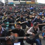 600 guitarristas indios interpretan "Imagine"