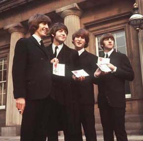 Los Beatles reciben su MBE
