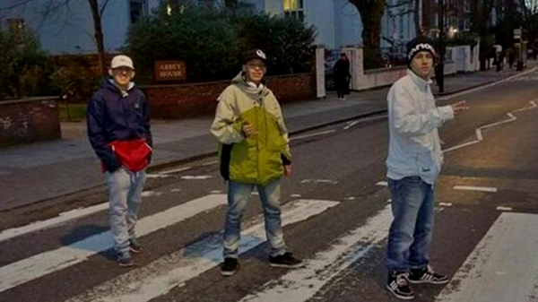 Los Wachiturros cruzan Abbey Road