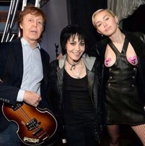 Paul McCartney junto a los pechos de Miley Cyrus