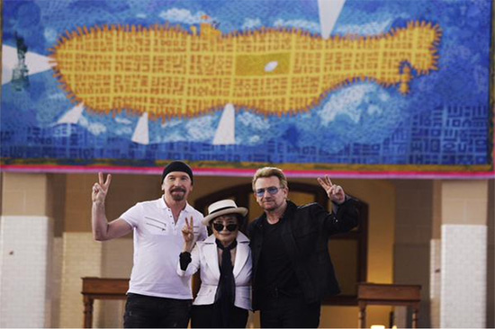 Yoko Ono y U2 develan tapiz en memoria de John Lennon
