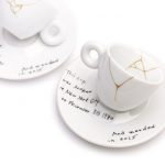 Se ponen en venta tazas diseñadas por Yoko Ono