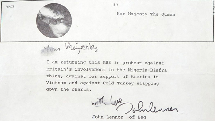 Encuentran borrador de la carta donde John Lennon devuelve su medalla MBE