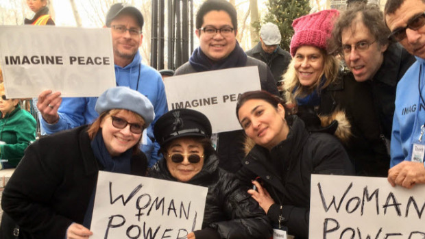 Yoko Ono se une a la marcha de las mujeres contra Trump