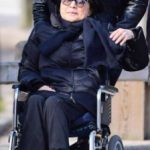 Yoko Ono pasea por Central Park en silla de ruedas