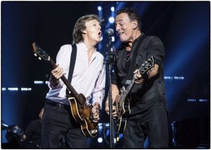 Paul McCartney se presenta en New York... ¡Y se le une Bruce Springsteen!