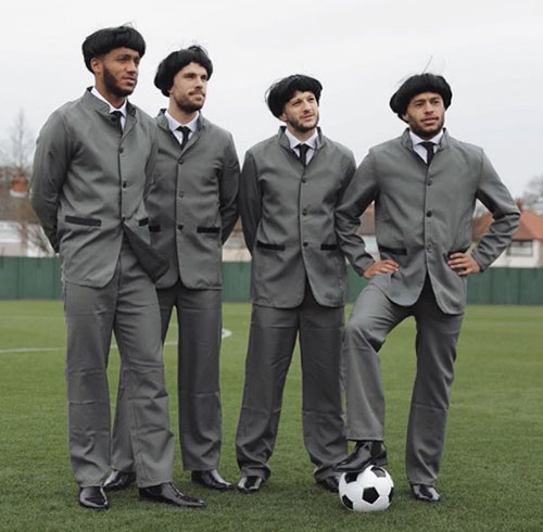 Jugadores del Liverpool FC se disfrazan de Los Beatles