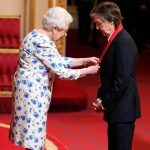 Paul McCartney es condecorado por la reina como su "Acompañante de Honor"