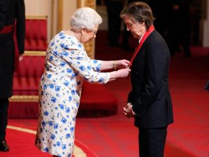 Paul McCartney es condecorado por la reina como su "Acompañante de Honor"