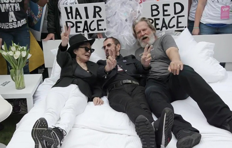 Ringo, Yoko y Jeff Bridges en un "Bed-in" por el Lennon Educational Bus