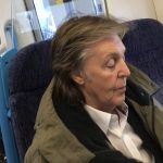 Como un niño: Paul McCartney fabrica sus uñas de guitarra aplastando centavos en los rieles del tren