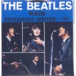 El single Paperback Writer/Rain se edita en USA