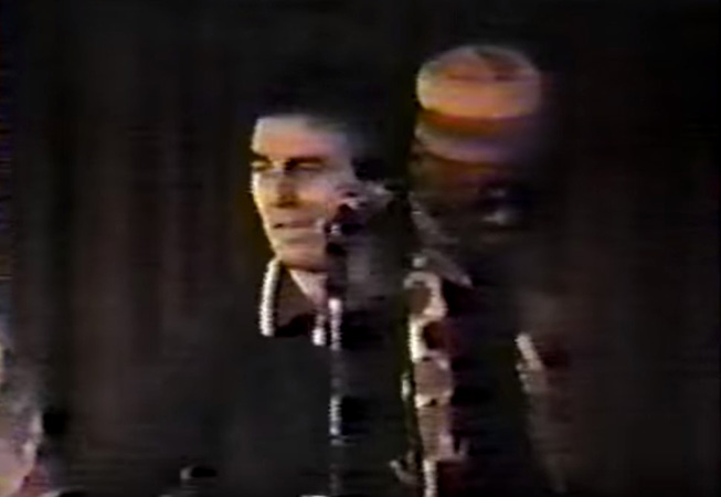 George Harrison improvisa en los escenarios junto a otros músicos