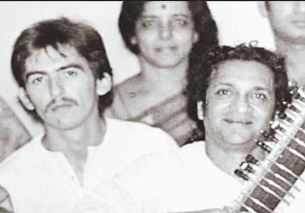 George Harrison conoce a Ravi Shankar
