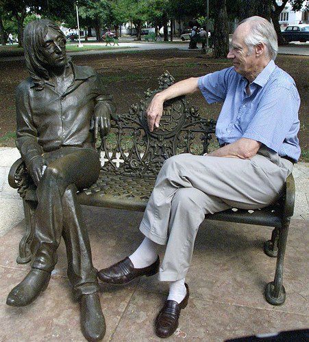 George Martin visita la estatua de Lennon en Cuba