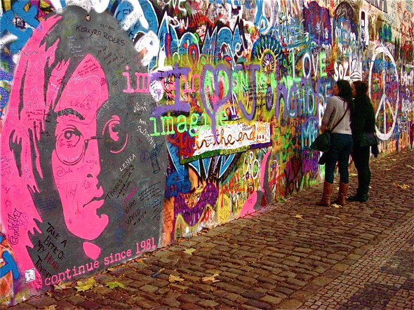 Cierran el muro de John Lennon en Praga por graffitis obscenos
