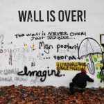 Destruyen el muro de John Lennon en Praga