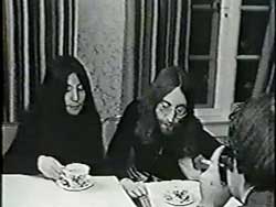 John y Yoko ofrecen una conferencia de prensa en Montreal