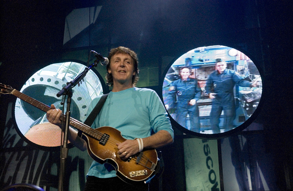 Paul McCartney se presenta en California y conversa con astronautas en el espacio