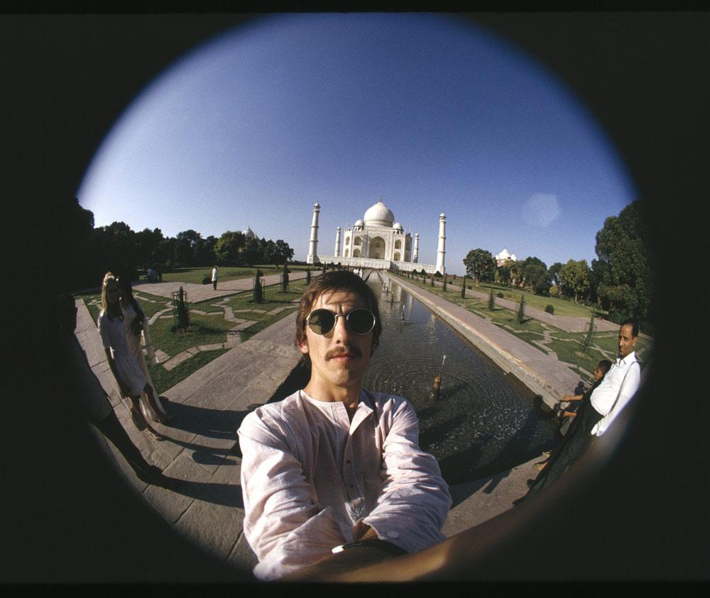 George Harrison da una conferencia de prensa en Taj Mahal