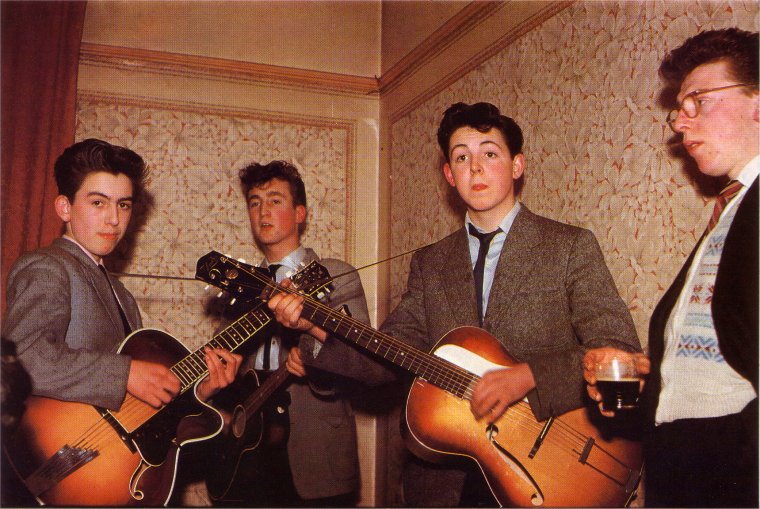 Paul, John y George tocan juntos en la boda de un familiar