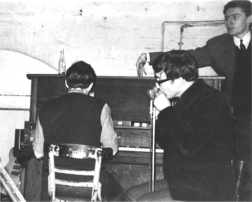Los Beatles ensayan en La Caverna para su primera grabación en Abbey Road