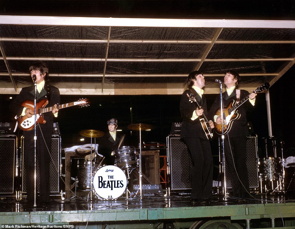 Subastan las únicas fotos a color de Los Beatles en su última gira