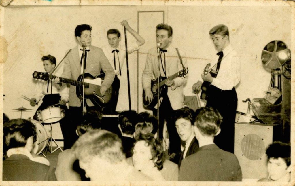 Los Quarrymen tocan en Wilson Hall