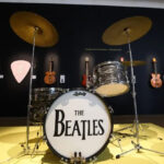Subastarán guitarras, batería y otras piezas de colección de Los Beatles 2026_bombo_ringo-starr