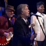 Paul McCartney en el último show de Stephen Colbert 20260521_mccartmey-colbert