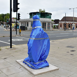 Develan una nueva estatua de John Lennon en Penny Lane 202208_estatua-lennon-penny-lane-01